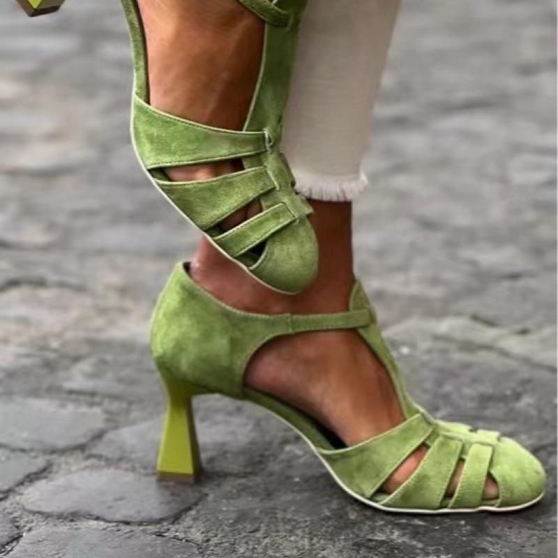 Kitten Heel Women - รองเท้าส้นเตี้ยแบบ T-Strap สีเขียวหนังกลับสำหรับผู้หญิง ปิดนิ้วเท้า ระบายอากาศได้ดี เหมาะสำหรับใส่ทำงานในฤดูร้อน