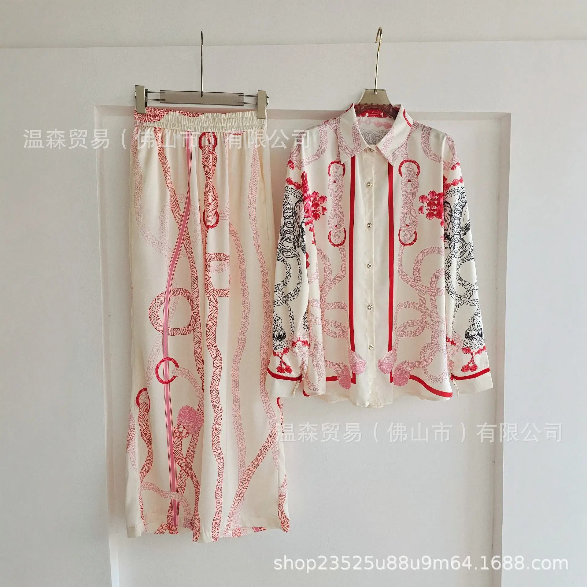Silk Blouse Button - ชุดเซ็ตสองชิ้นลายพิมพ์สไตล์ฝรั่งเศสแบบบาโรกสำหรับผู้หญิง ผ้าไหมซาตินเนื้อนุ่ม สไตล์วันหยุด เสื้อแขนยาว กางเกงขายาวทรงกว้าง ชุดลำลอง